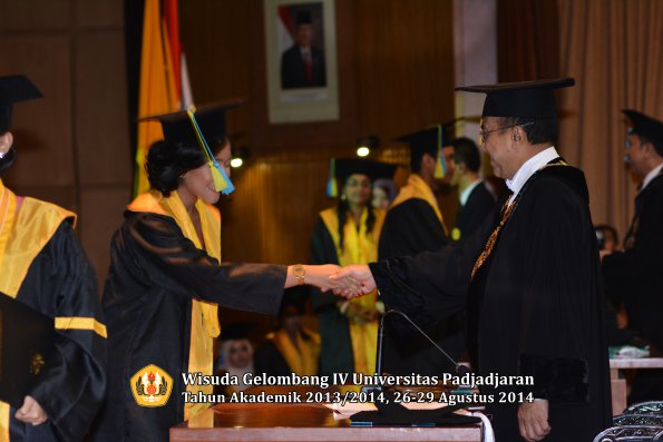 Wisuda Unpad Gel IV TA 2013_2014 Fakultas Farmasi oleh Rektor 181