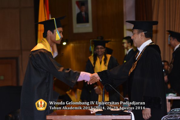 Wisuda Unpad Gel IV TA 2013_2014 Fakultas Farmasi oleh Rektor 182