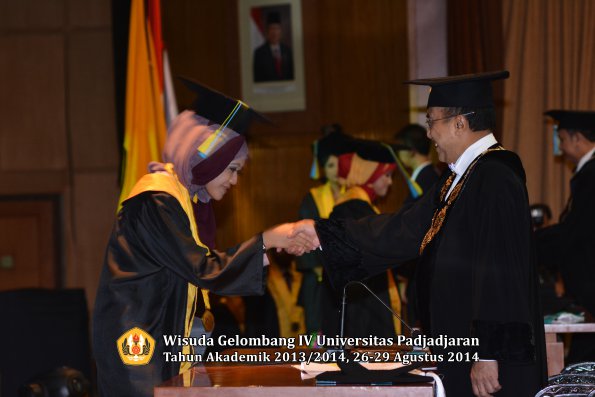 Wisuda Unpad Gel IV TA 2013_2014 Fakultas Farmasi oleh Rektor 184