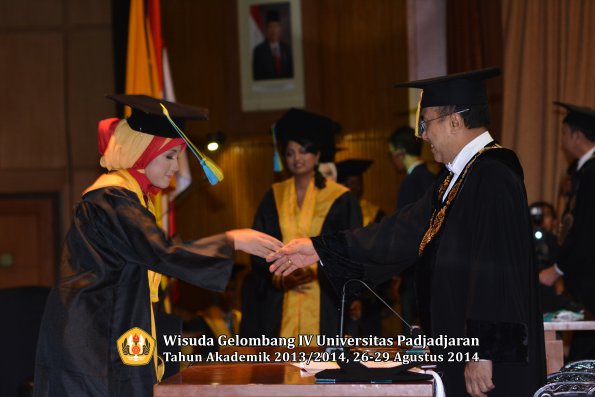 Wisuda Unpad Gel IV TA 2013_2014 Fakultas Farmasi oleh Rektor 185