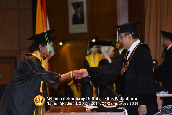 Wisuda Unpad Gel IV TA 2013_2014 Fakultas Farmasi oleh Rektor 186