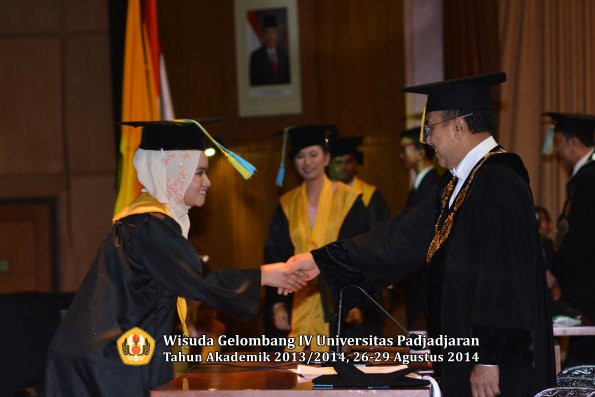 Wisuda Unpad Gel IV TA 2013_2014 Fakultas Farmasi oleh Rektor 187