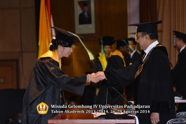 Wisuda Unpad Gel IV TA 2013_2014 Fakultas Farmasi oleh Rektor 188