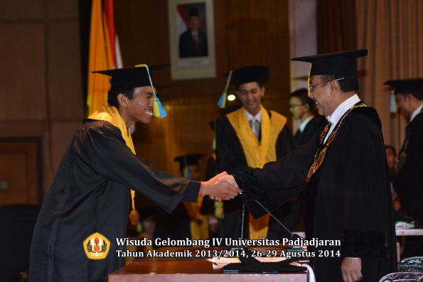 Wisuda Unpad Gel IV TA 2013_2014 Fakultas Farmasi oleh Rektor 190