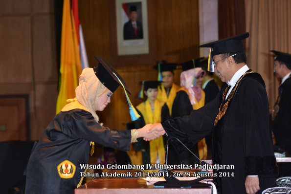 Wisuda Unpad Gel IV TA 2013_2014 Fakultas Farmasi oleh Rektor 192