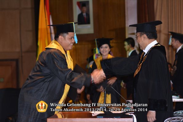 Wisuda Unpad Gel IV TA 2013_2014 Fakultas Farmasi oleh Rektor 195