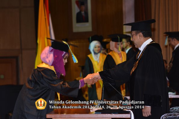 Wisuda Unpad Gel IV TA 2013_2014 Fakultas Farmasi oleh Rektor 198