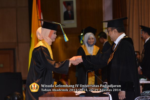 Wisuda Unpad Gel IV TA 2013_2014 Fakultas Farmasi oleh Rektor 199