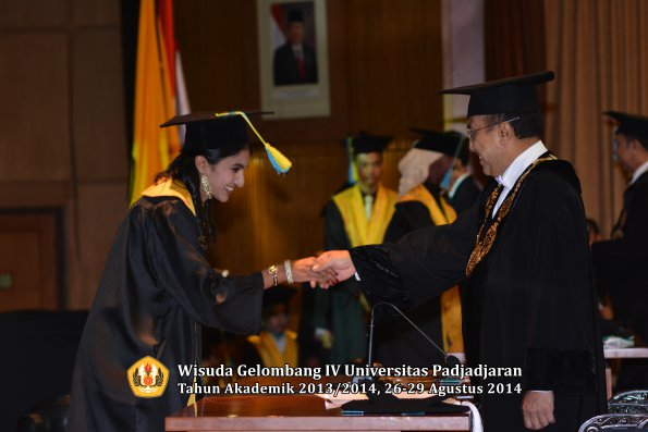Wisuda Unpad Gel IV TA 2013_2014 Fakultas Farmasi oleh Rektor 201