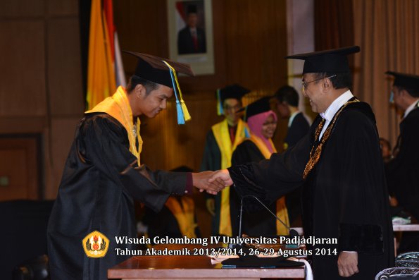Wisuda Unpad Gel IV TA 2013_2014 Fakultas Farmasi oleh Rektor 203