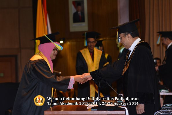 Wisuda Unpad Gel IV TA 2013_2014 Fakultas Farmasi oleh Rektor 204
