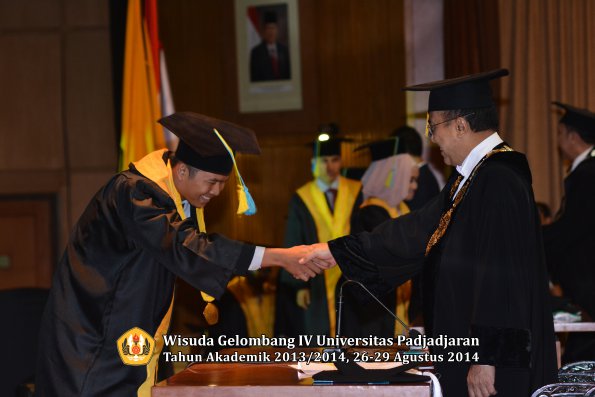 Wisuda Unpad Gel IV TA 2013_2014 Fakultas Farmasi oleh Rektor 212