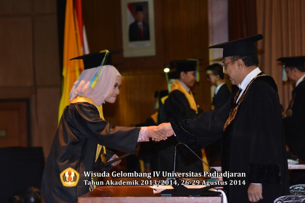 Wisuda Unpad Gel IV TA 2013_2014 Fakultas Farmasi oleh Rektor 213