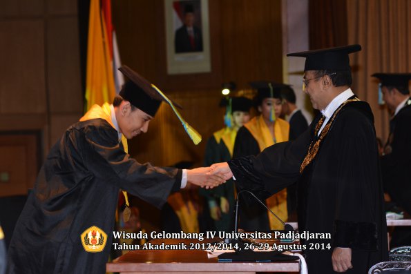 Wisuda Unpad Gel IV TA 2013_2014 Fakultas Farmasi oleh Rektor 214