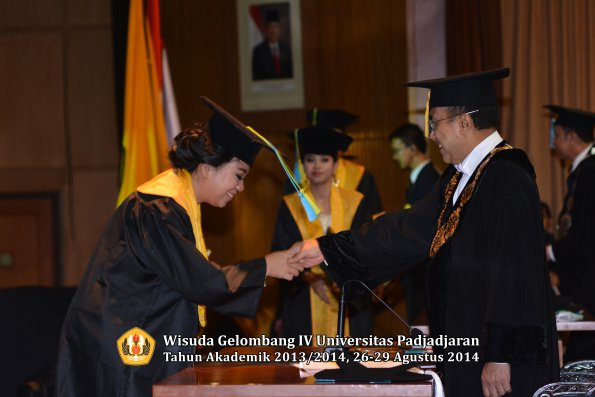 Wisuda Unpad Gel IV TA 2013_2014 Fakultas Farmasi oleh Rektor 215