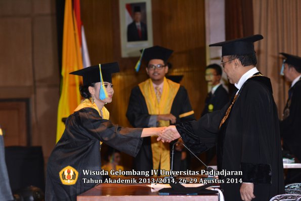 Wisuda Unpad Gel IV TA 2013_2014 Fakultas Farmasi oleh Rektor 216