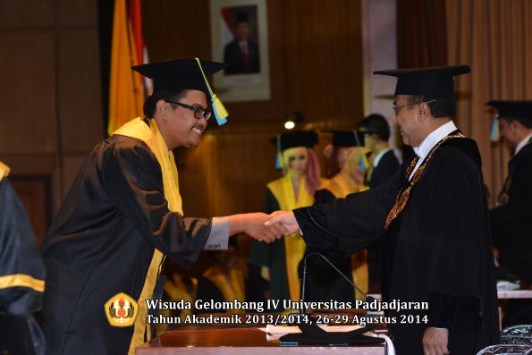 Wisuda Unpad Gel IV TA 2013_2014 Fakultas Farmasi oleh Rektor 217