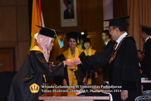 Wisuda Unpad Gel IV TA 2013_2014 Fakultas Farmasi oleh Rektor 224
