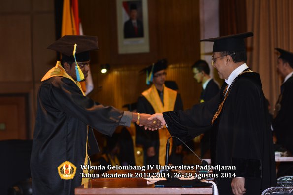 Wisuda Unpad Gel IV TA 2013_2014 Fakultas Farmasi oleh Rektor 227