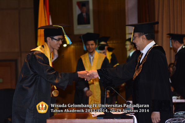 Wisuda Unpad Gel IV TA 2013_2014 Fakultas Farmasi oleh Rektor 228