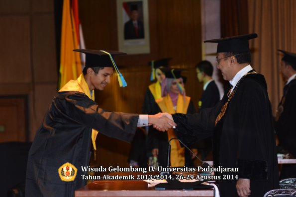 Wisuda Unpad Gel IV TA 2013_2014 Fakultas Farmasi oleh Rektor 229