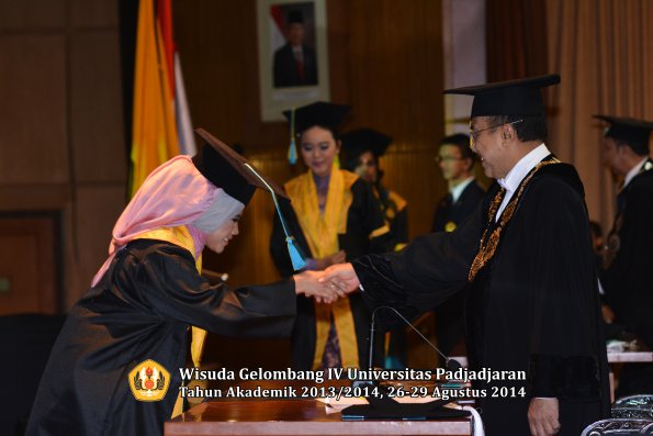 Wisuda Unpad Gel IV TA 2013_2014 Fakultas Farmasi oleh Rektor 230