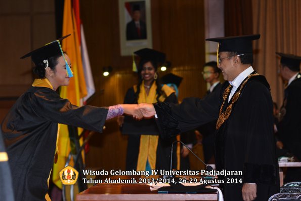 Wisuda Unpad Gel IV TA 2013_2014 Fakultas Farmasi oleh Rektor 231