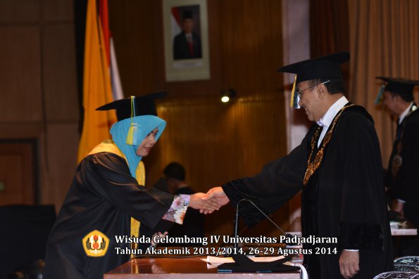 Wisuda Unpad Gel IV TA 2013_2014 Fakultas Farmasi oleh Rektor 233