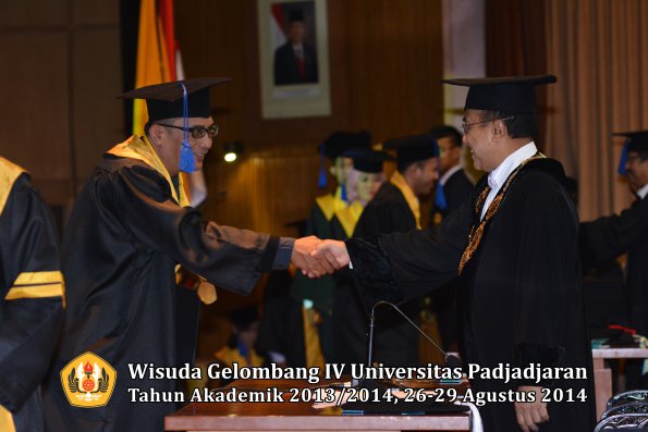 Wisuda Unpad Gel IV TA 2013_2014 Fakultas ISIP oleh Rektor 002