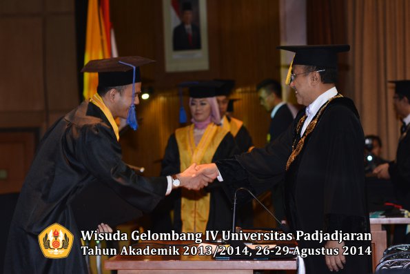 Wisuda Unpad Gel IV TA 2013_2014 Fakultas ISIP oleh Rektor 003