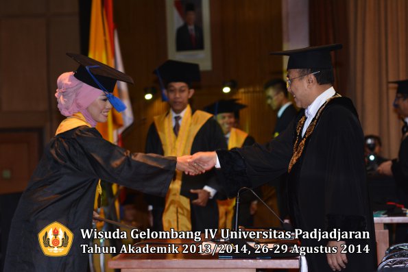 Wisuda Unpad Gel IV TA 2013_2014 Fakultas ISIP oleh Rektor 004
