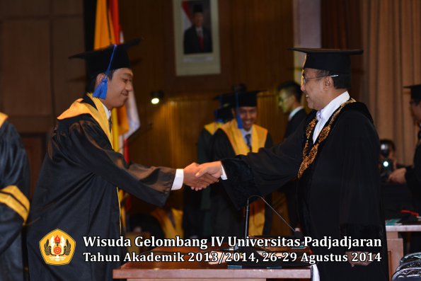Wisuda Unpad Gel IV TA 2013_2014 Fakultas ISIP oleh Rektor 005