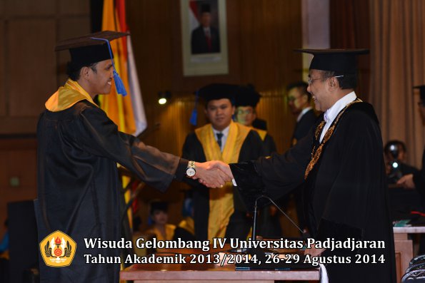 Wisuda Unpad Gel IV TA 2013_2014 Fakultas ISIP oleh Rektor 008
