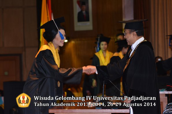 Wisuda Unpad Gel IV TA 2013_2014 Fakultas ISIP oleh Rektor 011