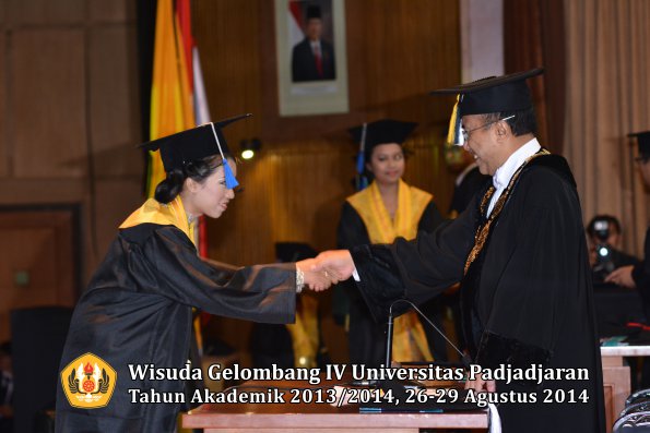 Wisuda Unpad Gel IV TA 2013_2014 Fakultas ISIP oleh Rektor 012