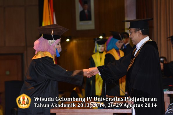 Wisuda Unpad Gel IV TA 2013_2014 Fakultas ISIP oleh Rektor 017