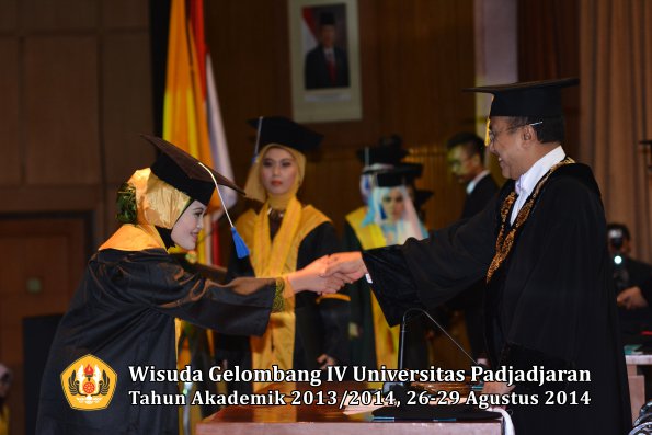 Wisuda Unpad Gel IV TA 2013_2014 Fakultas ISIP oleh Rektor 019