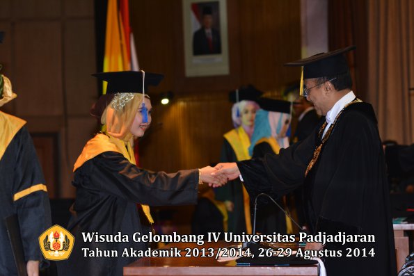 Wisuda Unpad Gel IV TA 2013_2014 Fakultas ISIP oleh Rektor 020