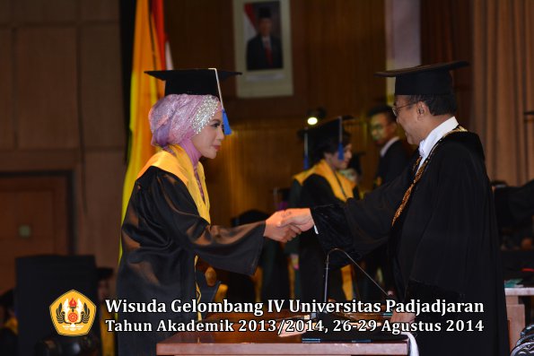 Wisuda Unpad Gel IV TA 2013_2014 Fakultas ISIP oleh Rektor 022