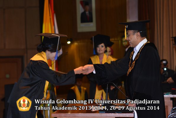 Wisuda Unpad Gel IV TA 2013_2014 Fakultas ISIP oleh Rektor 023