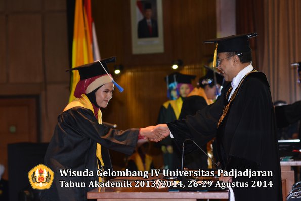 Wisuda Unpad Gel IV TA 2013_2014 Fakultas ISIP oleh Rektor 026
