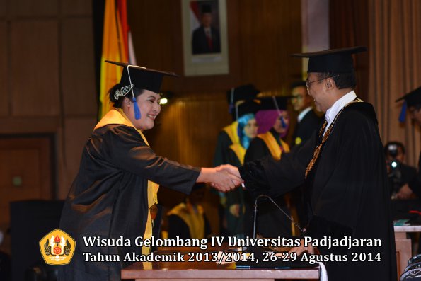 Wisuda Unpad Gel IV TA 2013_2014 Fakultas ISIP oleh Rektor 027