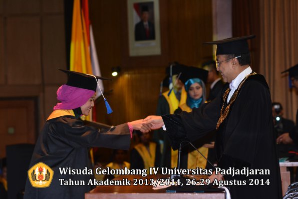 Wisuda Unpad Gel IV TA 2013_2014 Fakultas ISIP oleh Rektor 028