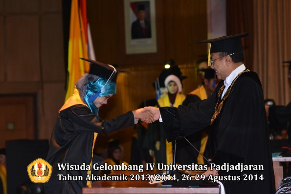Wisuda Unpad Gel IV TA 2013_2014 Fakultas ISIP oleh Rektor 029