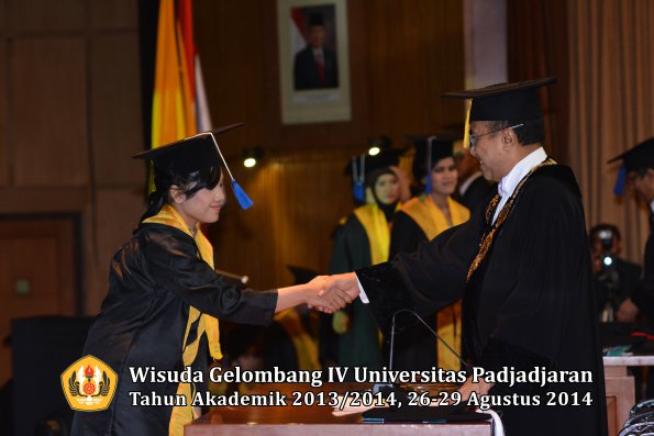 Wisuda Unpad Gel IV TA 2013_2014 Fakultas ISIP oleh Rektor 034