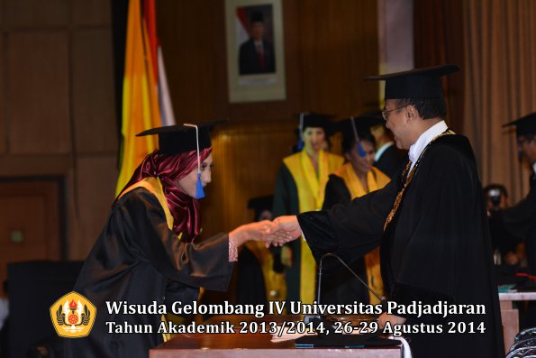 Wisuda Unpad Gel IV TA 2013_2014 Fakultas ISIP oleh Rektor 038