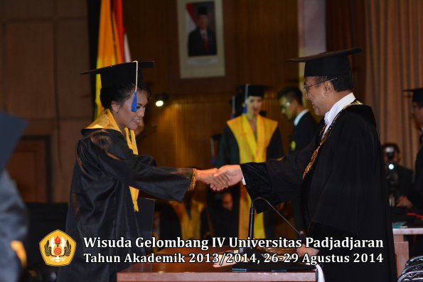 Wisuda Unpad Gel IV TA 2013_2014 Fakultas ISIP oleh Rektor 039