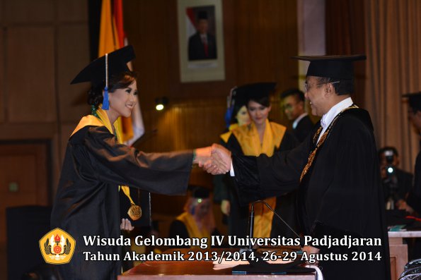 Wisuda Unpad Gel IV TA 2013_2014 Fakultas ISIP oleh Rektor 041