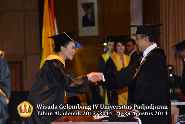 Wisuda Unpad Gel IV TA 2013_2014 Fakultas ISIP oleh Rektor 042