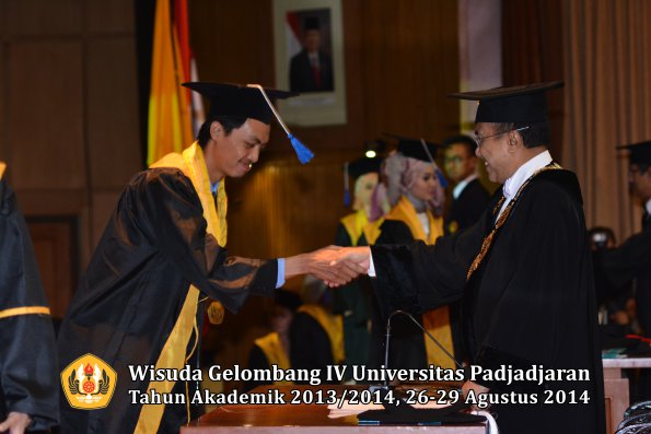 Wisuda Unpad Gel IV TA 2013_2014 Fakultas ISIP oleh Rektor 044